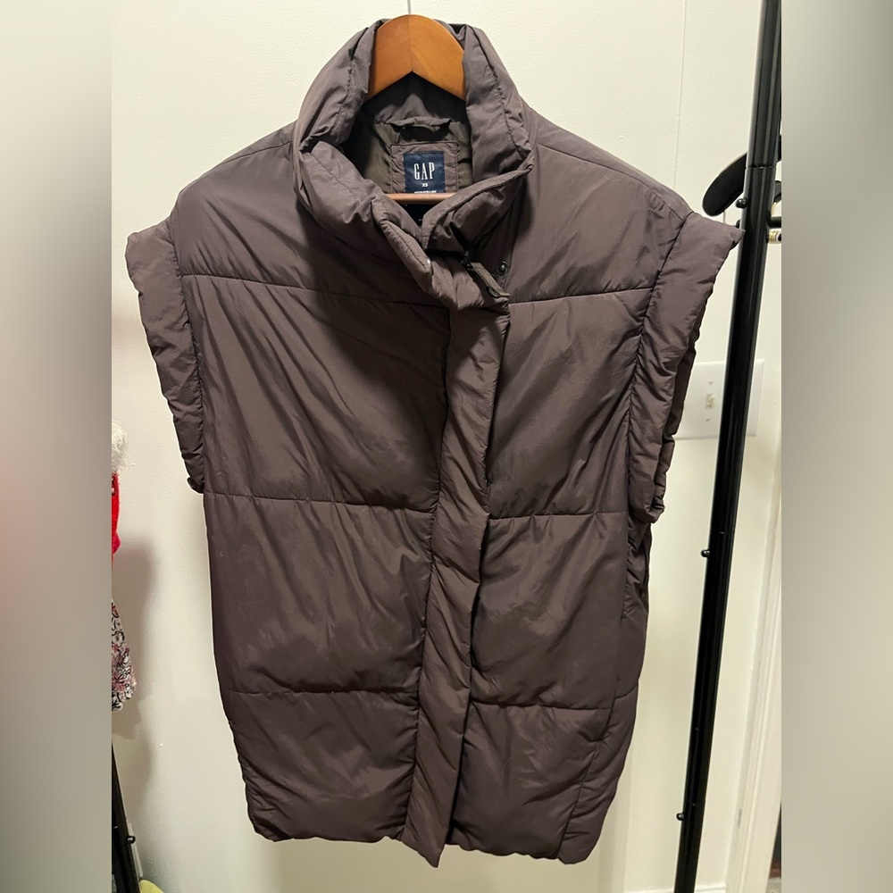 Gap oversized puffer vest with zipper